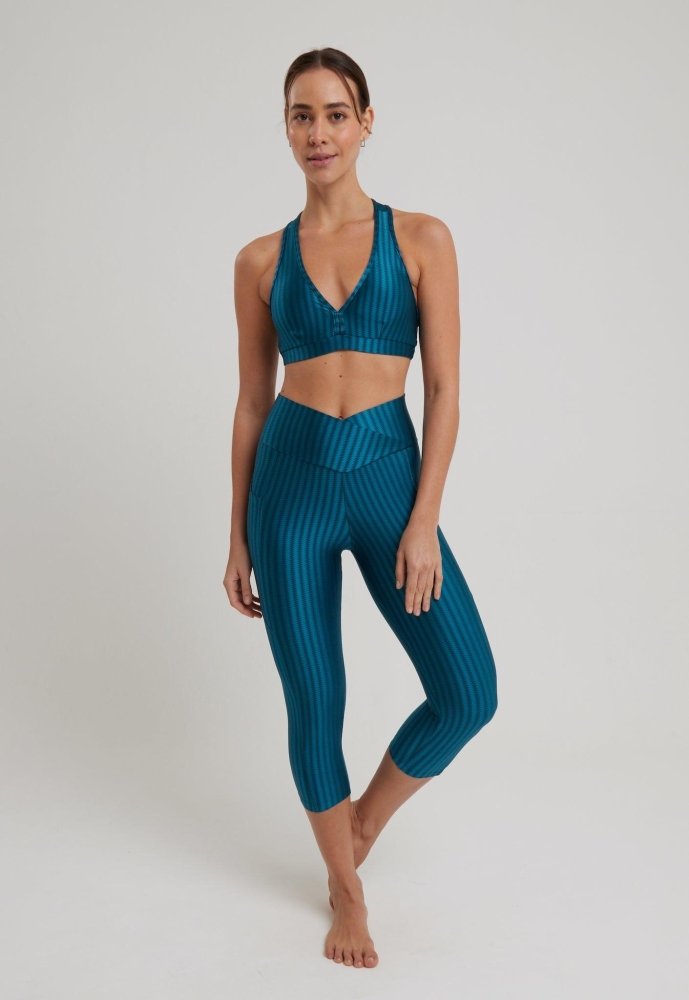 https://lilikoiwear.com/cdn/shop/products/capri-legging-with-pockets-aqua-queen-650078.jpg?v=1706004562&width=689